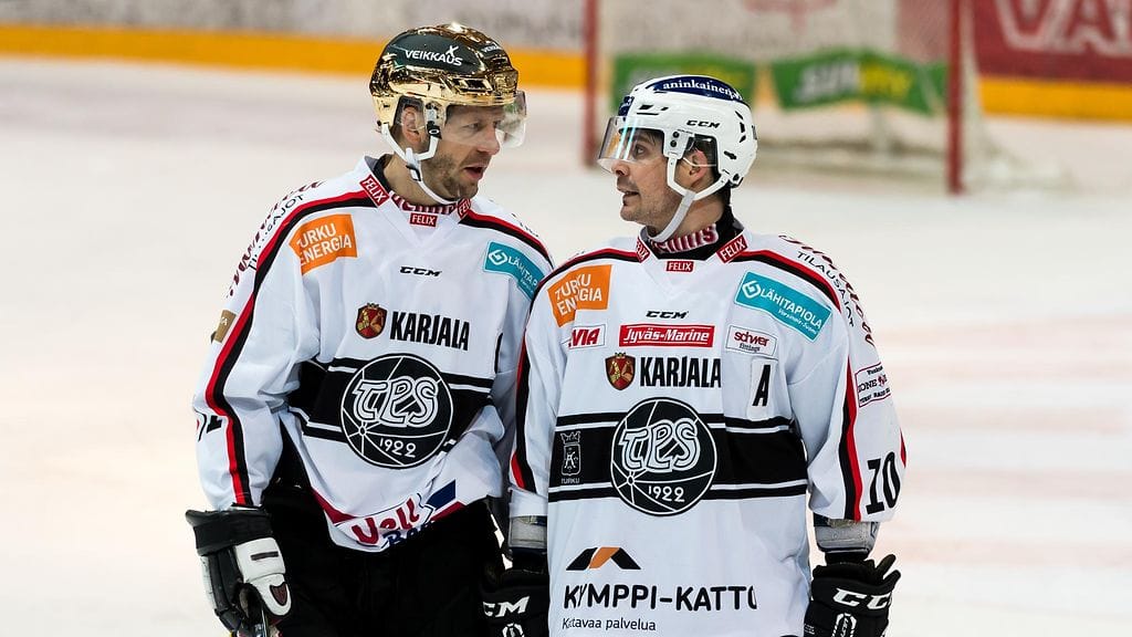 TPS:n Tomi Kallio ja Eric Perrin juonivat Sportin kumoon viikonloppuna.