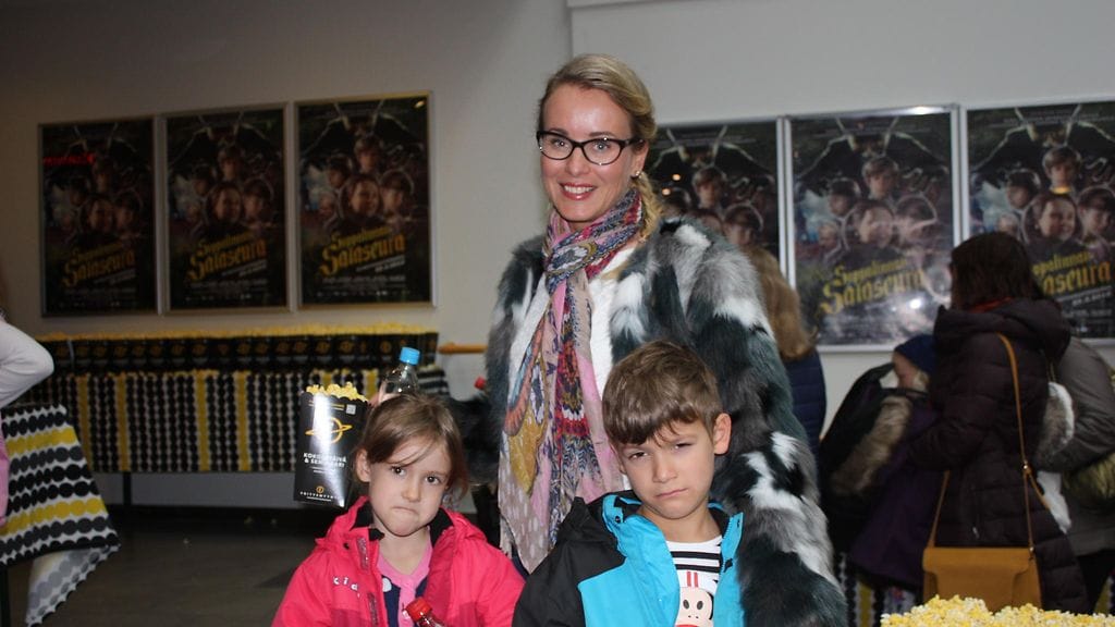 Noora Karma ja lapset Soppalinnan salaseura -elokuvan kutsuvierasensi-illassa.
