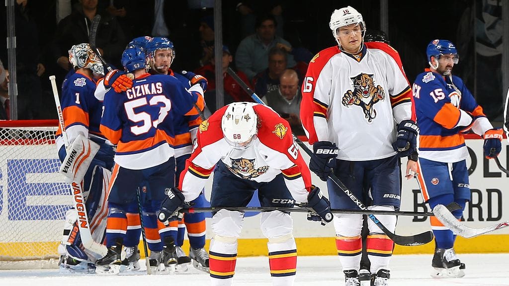 Florida Panthersin Jaromir Jagr ja Aleksander Barkov poistuivat pettyneinä jäältä, kun New York Islanders pääsi juhlimaan voittoa.