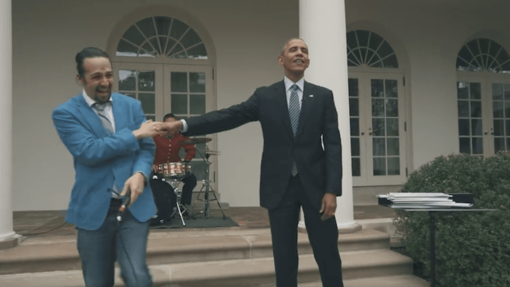 Presidentti Obama näyttää videolla hyvin vaikuttuneelta suositun Hamilton-musikaalin tähden Lin-Manuel Mirandan freestyle-kyvyistä. Kuvakaappaus White House -tilin Facebookissa jakamasta videosta.