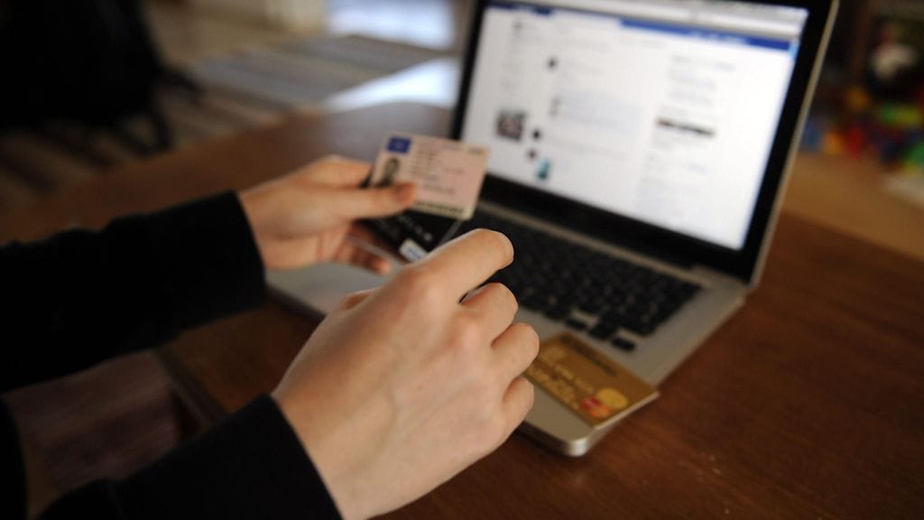 Poliisin mukaan ajokorttikuvaa ei kannata laittaa sosiaaliseen mediaan.