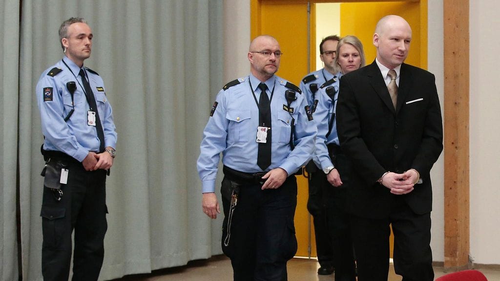 Joukkomurhaaja Anders Behring Breivik, kun vartijat saattoivat häntä oikeuteen eilen.