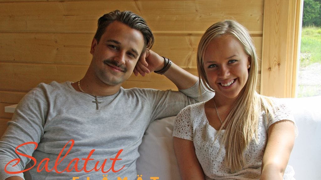 Mikko Parikka ja Sara Säkkinen esittelivät Salkkarit-sivuille kesämökkinsä.
