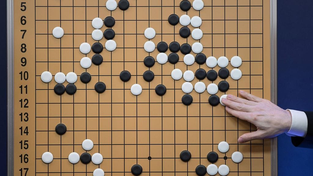 Go-peliä pidetään shakkia vaikeampana, sillä siirtojen määrä on suurempi.