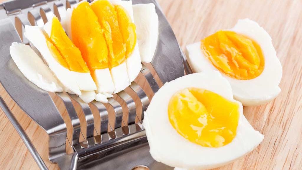 Kananmunaleikkuria kannattaa hyödyntää muuhunkin kuin kananmunien viipaloimiseen.