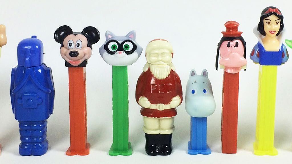 PEZ-keräilijät matkustavat harvinaisuuksia etsimässä ympäri Eurooppaa ja Yhdysvaltoja. Kuvassa ensimmäisiin kokovartaloannostelijoihin kuuluvat joulupukki ja sininen robotti.
