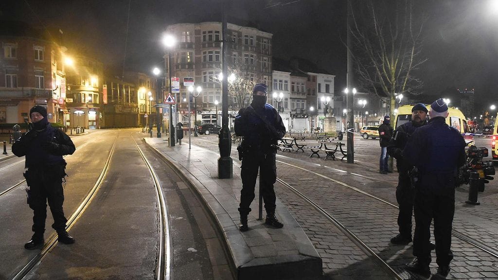 Miehet pidätettiin tänään, kun poliisi teki kymmeniä ratsioita ympäri maan.