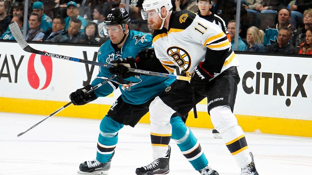 Joonas Donskoi (vas.) kaksinkamppailussa Bostonin Jimmy Hayesin kanssa.