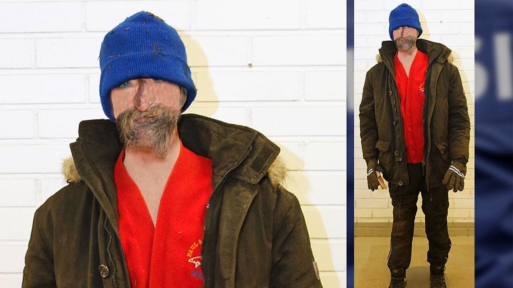 Löydettäessä vainajalla oli yllään nämä vaatteet.  Kuvassa vaatteet on puettu nuken päälle.