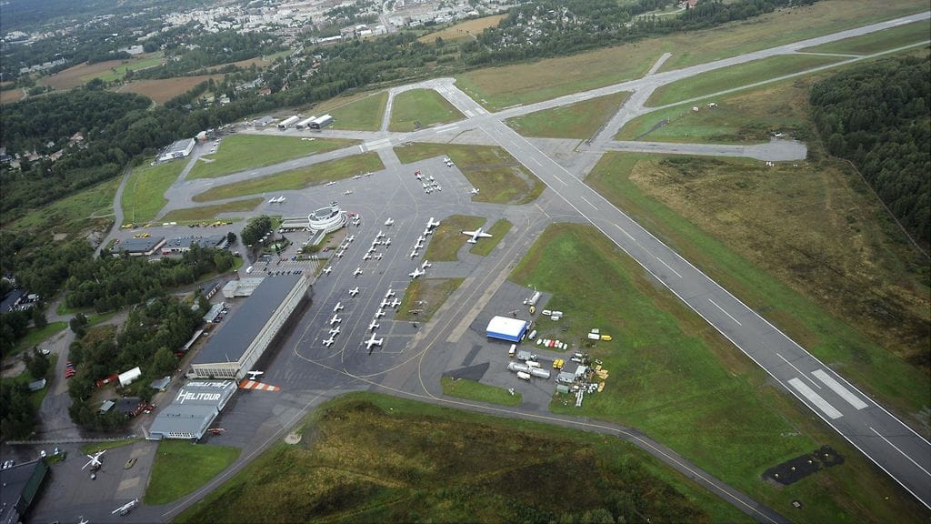 Malmin lentokenttää kuvattuna helikopterin kyydistä 25. elokuuta 2010.