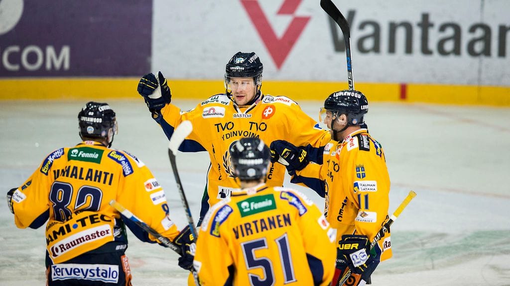 Lukko ja Teemu Nurmi (takana keskellä) ovat valmiita pudotuspeleihin.