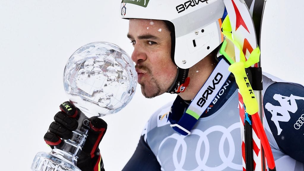 Peter Fill sai kristallipallon syöksycupin kokonaisvoitosta.