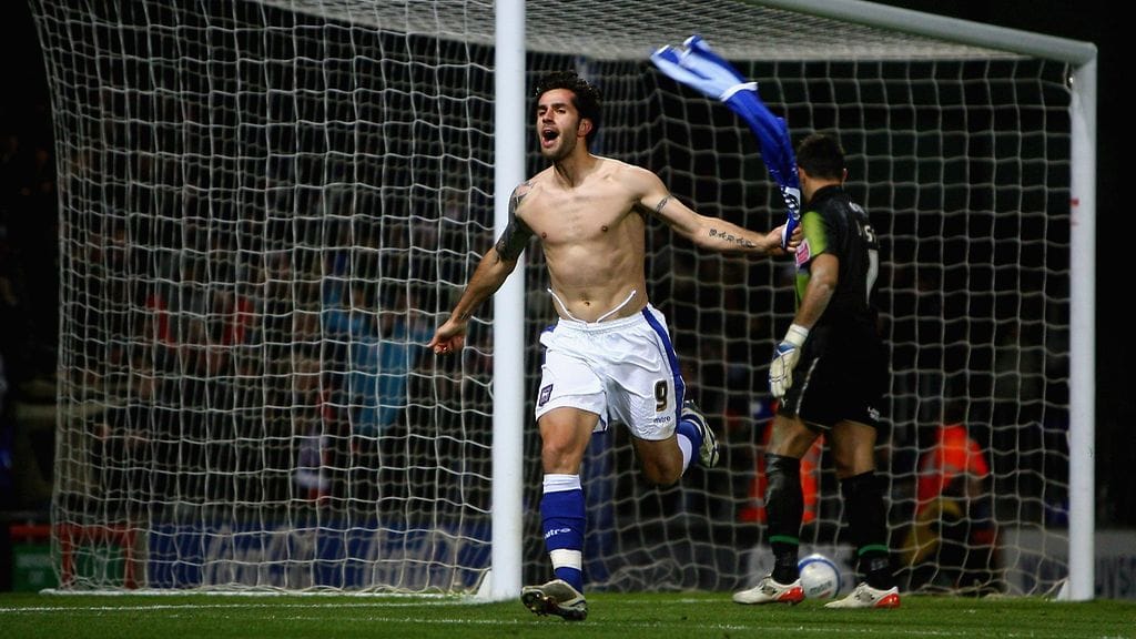 Pablo Counago tuuletti maaliaan Bristol Cityä vastaan Ipswichin paidassa (ja ilman sitä) joulukuussa 2008.