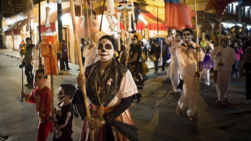 Ihmiset juhlivat perinteisissä asuissa Kuolleiden päivää Mexicon Oaxacassa marraskuussa 2015.