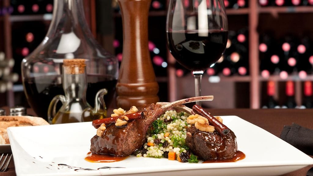 Mausteiset liharuoat kaipaavat rinnalleen pehmeän täyteläistä viiniä.