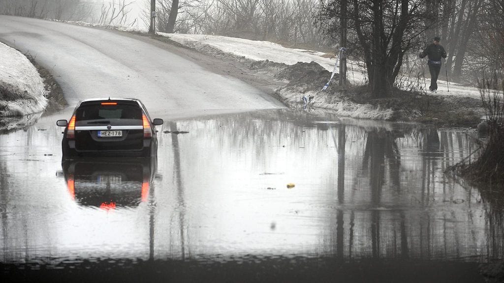 Henkilöauto jäi tulvaveteen Helsingin Tuomarinkylässä Tuusulantien sillan alla, kun Vantaanjoki tulvi Laamannintielle pääsiäissunnuntaina 4. huhtikuuta 2010.