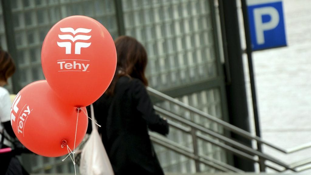 Tehyn ilmapalloja ammattiliittojen mielenilmauksessa hallituksen pakkokeinoja vastaan Helsingin Kampissa syyskuussa 2015.