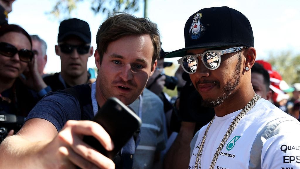 Lewis Hamilton ja puhelinkamerat ovat tuttu yhdistelmä