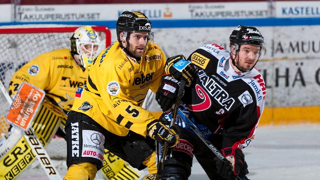 Keltapaitojen Johan Larsson sai suihkukomennuksen.