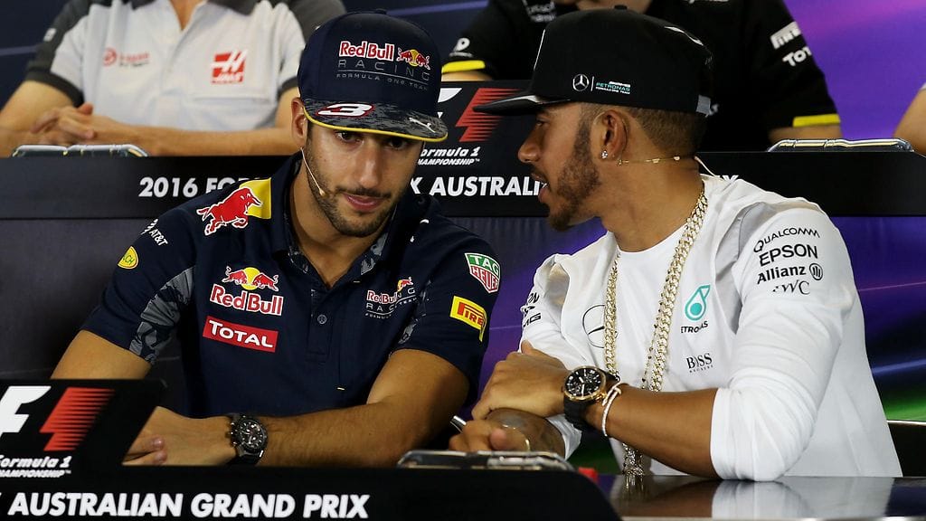 Daniel Ricciardo ja Lewis Hamilton torstain lehdistötilaisuudessa.