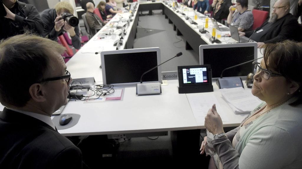 Pääministeri Juha Sipilä (vas.) ja Palvelualojen ammattiliitto PAMin puheenjohtaja Ann Selin (oik.) keskustelivat ennen PAMin hallituksen kokousta Helsingissä 17. maaliskuuta 2016. Kokouksen aiheena oli PAMin lähteminen mukaan kilpailukykysopimukseen.