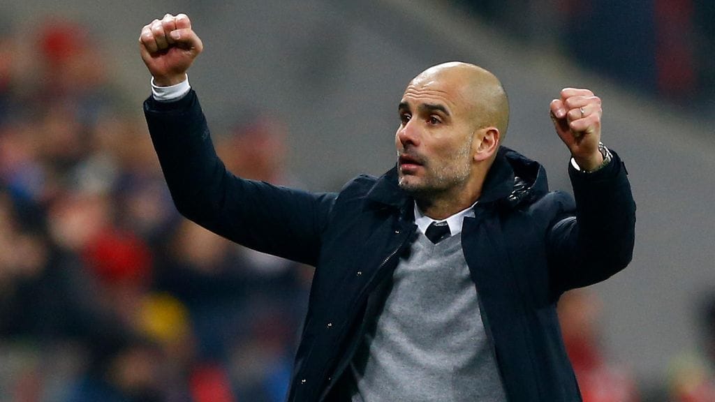 Pep Guardiola nosti kätensä ilmaan jatkopaikan varmistuttua.