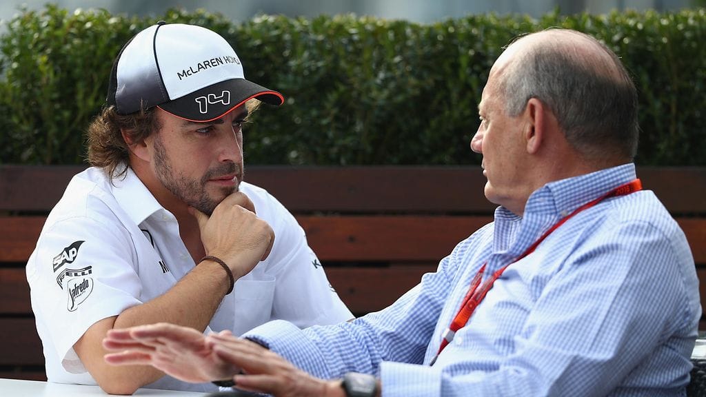 Fernando Alonso ja McLaren-pamppu Ron Dennis keskustelivat torstaina Melbournessa.