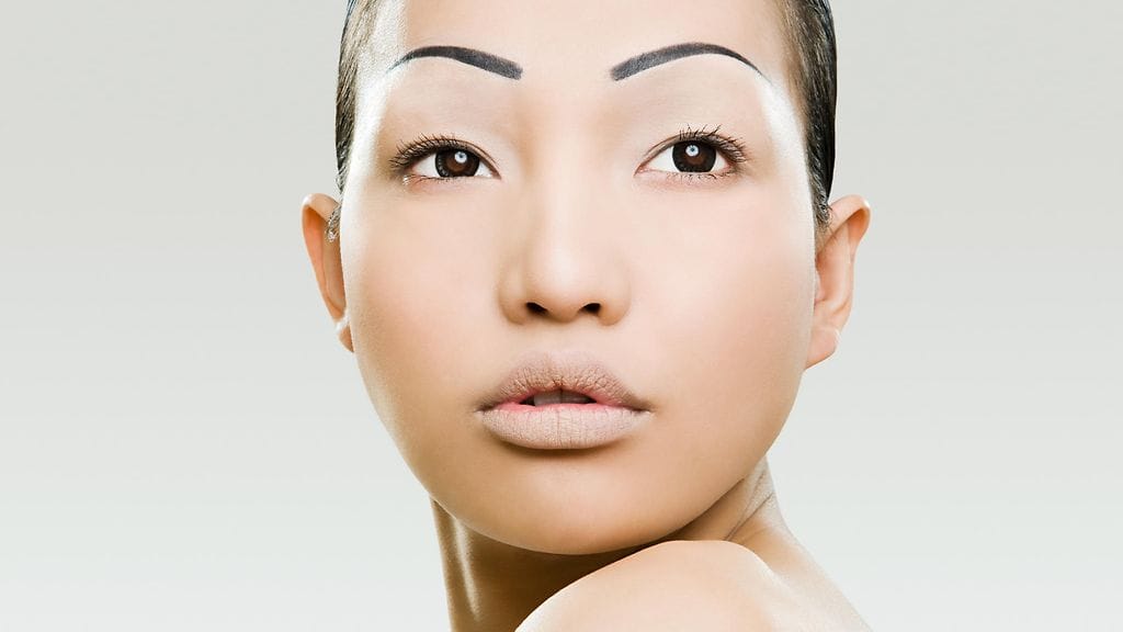 Huonosti laitetut kulmakarvat aiheuttavat usein suurta hilpeyttä.