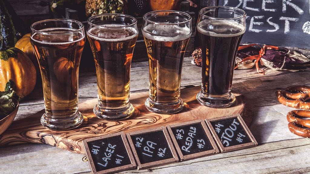 Kesätyöhön kuuluu oluenmaistelua.