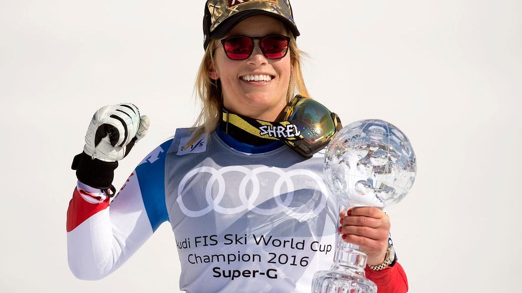 Lara Gut palkittiin kristallipallolla lajikohtaisesta cup-voitosta.