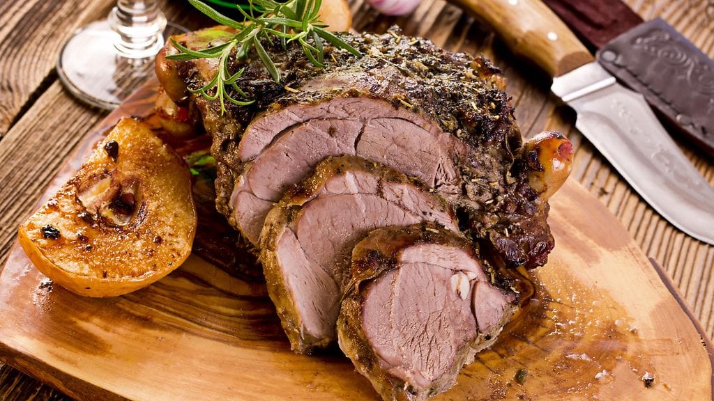 Uusiseelantilainen karitsa on kuivempaa kuin kotimainen, kertoo keittiömestari Samu Koskinen.