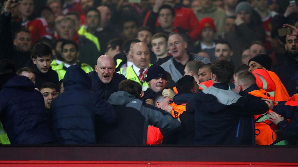 Fanit ottivat yhteen Manchester Unitedin kotistadionilla.