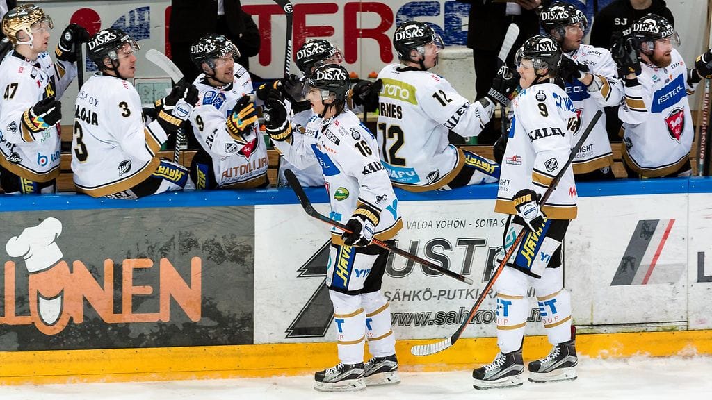 Kärpät lähtee suosikkina puolivälieräsarjaan TPS:ää vastaan.