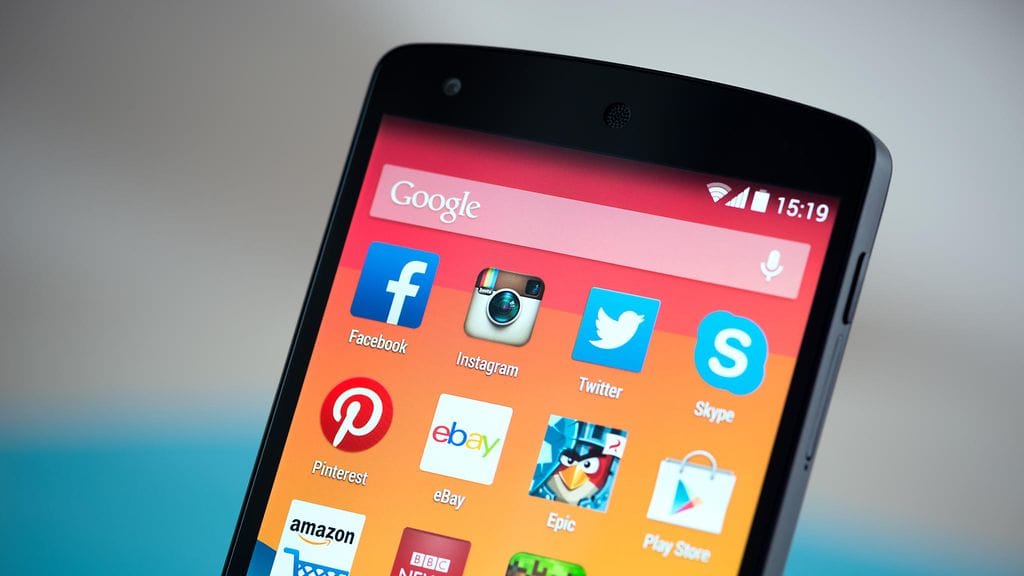 Kaikkiin Android-laitteisiin ei ole tarjolla korjauspäivityksiä, joten näiden laitteiden käyttö suositellaan lopetettavan, kertoo Viestintävirasto.