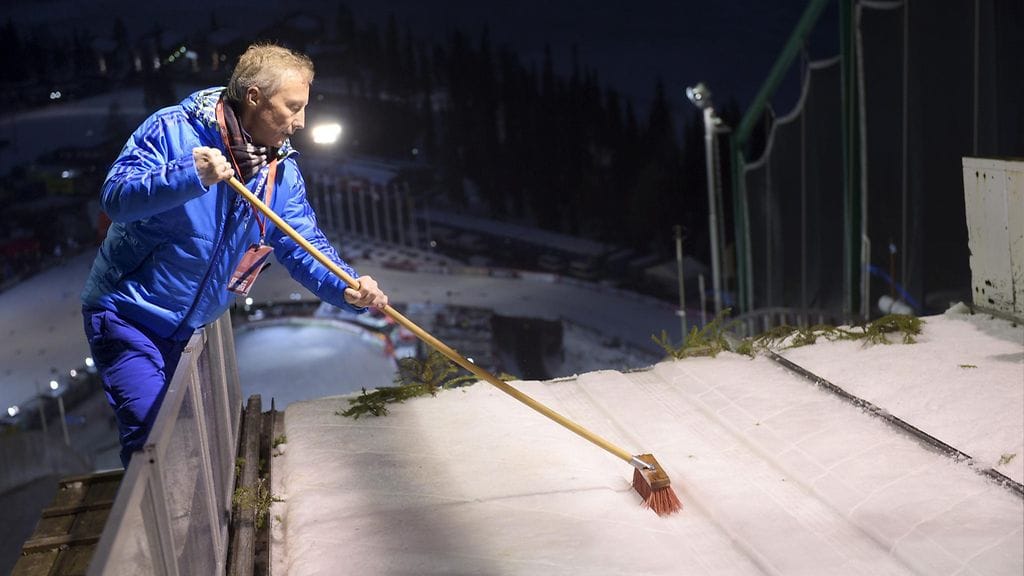 FIS:n kisajohtaja Walter Hofer varmistamassa Rukan mäen hyppykuntoa marraskuussa 2015.