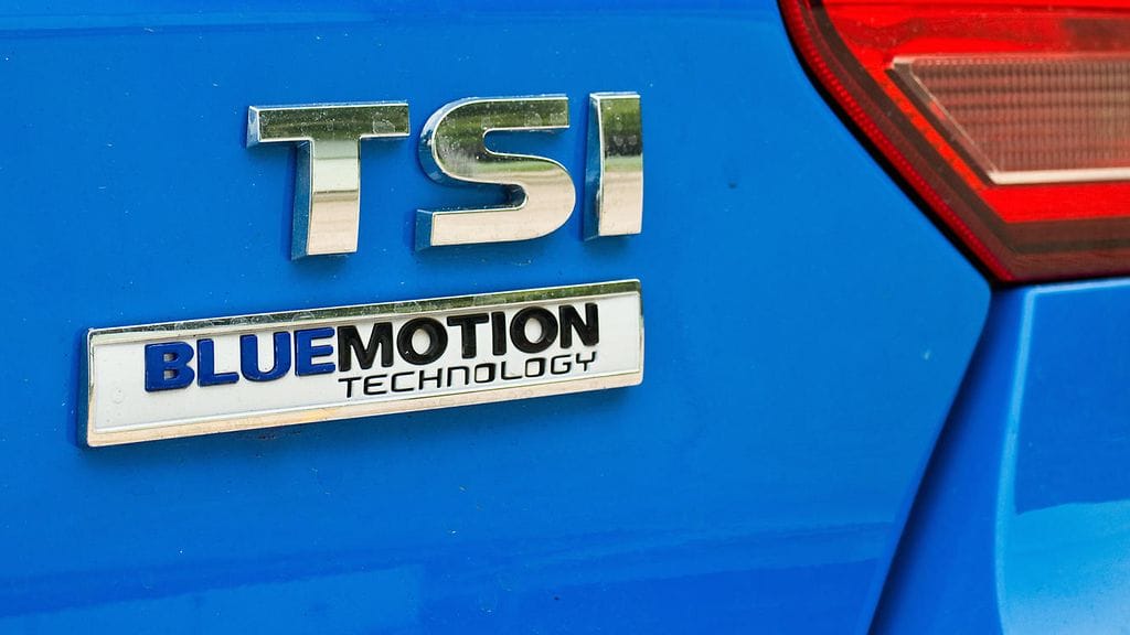 TSI-kirjainyhdistelmä Volkswagenin takaluukussa.