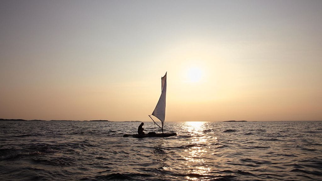 Taitelija Antti Laitisen Zabludowicz-kokoelman teos vie katsojan matkalle lapsuuteen. Taidehallissa nähdään taiteilijan tekemä kolmimetrinen kaarnavene sekä video taiteilijan sillä tekemästä merimatkasta Porkkalasta Tallinnan edustalla sijaitsevaan Naissaareen.