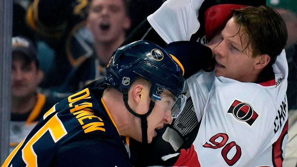 Buffalon Rasmus Ristolainen (vas.) ja Ottawan Alex Chiasson ottivat yhteen toisessa erässä.