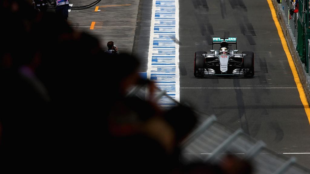 Lewis Hamilton nappasi paalupaikan kauden ensimmäiseen osakilpailuun.