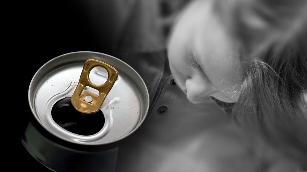 Timon, nimi muutettu, huostaanotettu 10-vuotias tytär oli saanut maistaa sijaiskodissa lonkeroa. Entisenä alkoholistina Timo ei voi tätä hyväksyä.