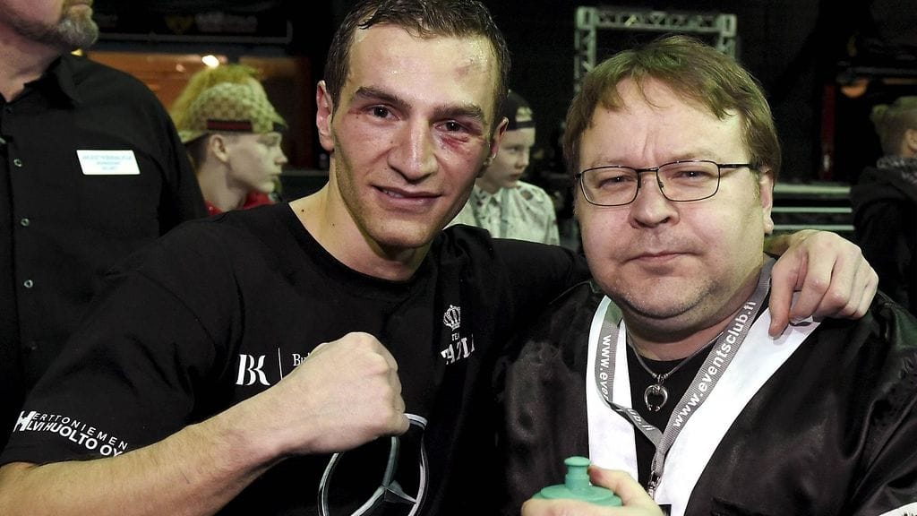 Edis Tatli ja Pekka Mäki voitetun ottelun jälkeen.