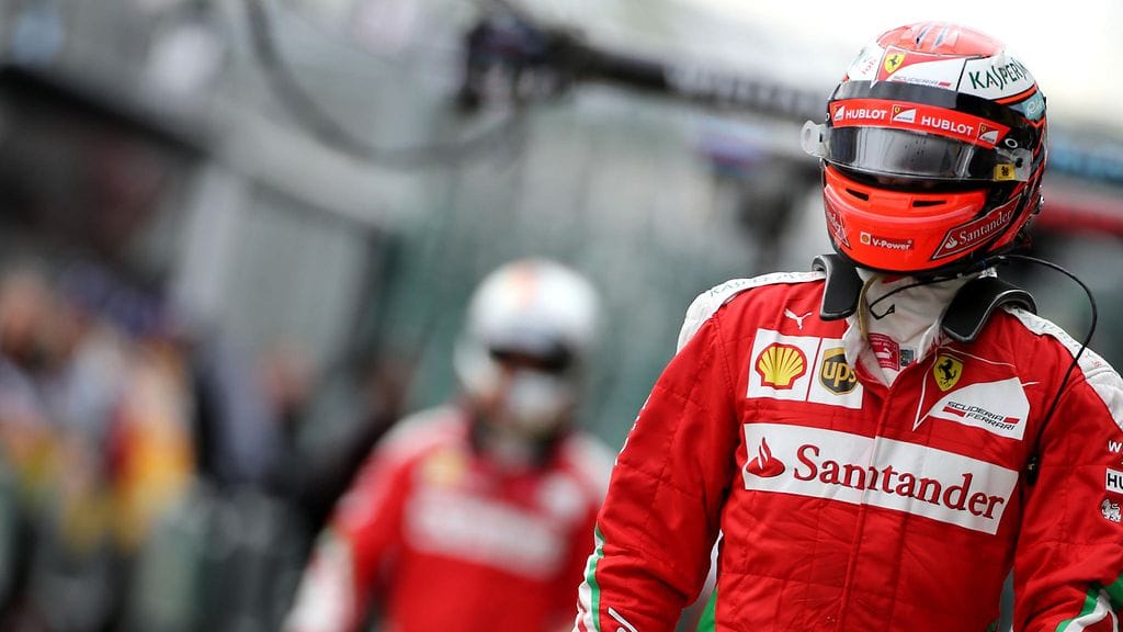 Kimi Räikkönen jäi viime kaudella pahasti tallitoverinsa Sebastian Vettelin (takana) varjoon.