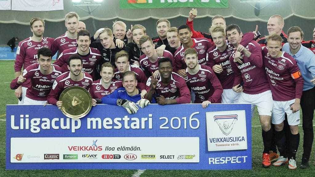 FC Lahti juhlii kotimaisen jalkapallokauden ensimmäistä titteliä.