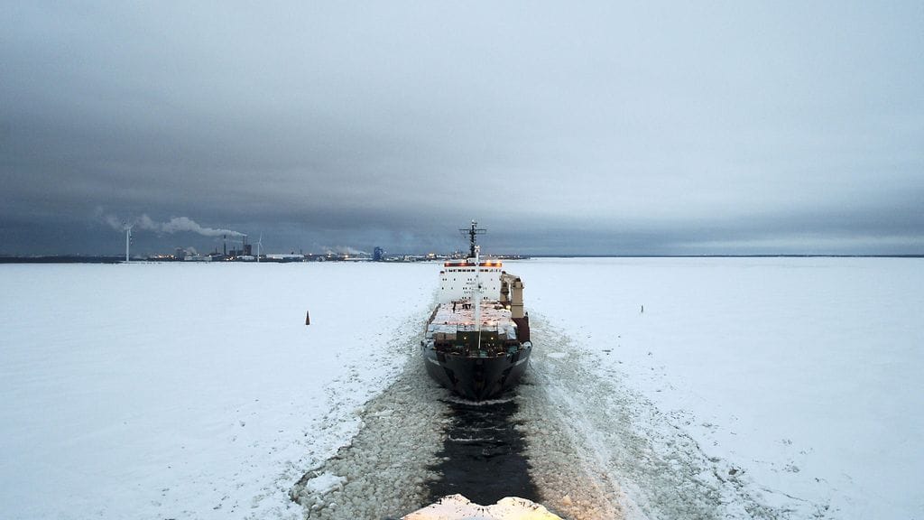 Jäänmurtaja Kontio avaa reittiä Ocean Voyager -laivalle Oulun edustalla 29. tammikuuta 2013.