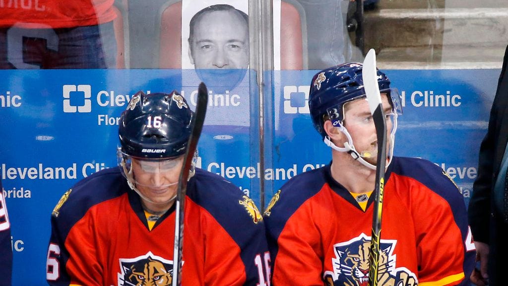 Aleksander Barkov (vas.) oli ensimmäinen pelaaja, joka sai pukea ylleen Spacey in Space -hupparin.