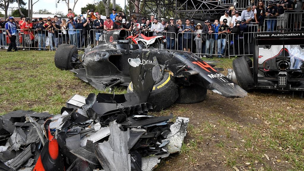 Fernando Alonson auto meni tuhannen päreiksi, Esteban Gutierrezin auto selvisi vähemmin vaurioin.