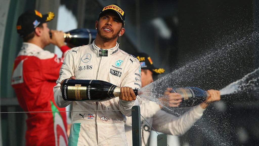 Lewis Hamilton suihkutteli kuohujuomaa sunnuntaina.