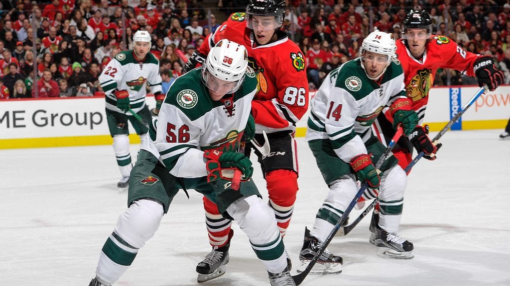 Minnesotan Erik Haula (vas.) on kerännyt pisteitä jo viidessä peräkkäisessä pelissä. Chicago-ottelussa hän oli Teuvo Teräväistä vahvempi aloitusympyrässä.