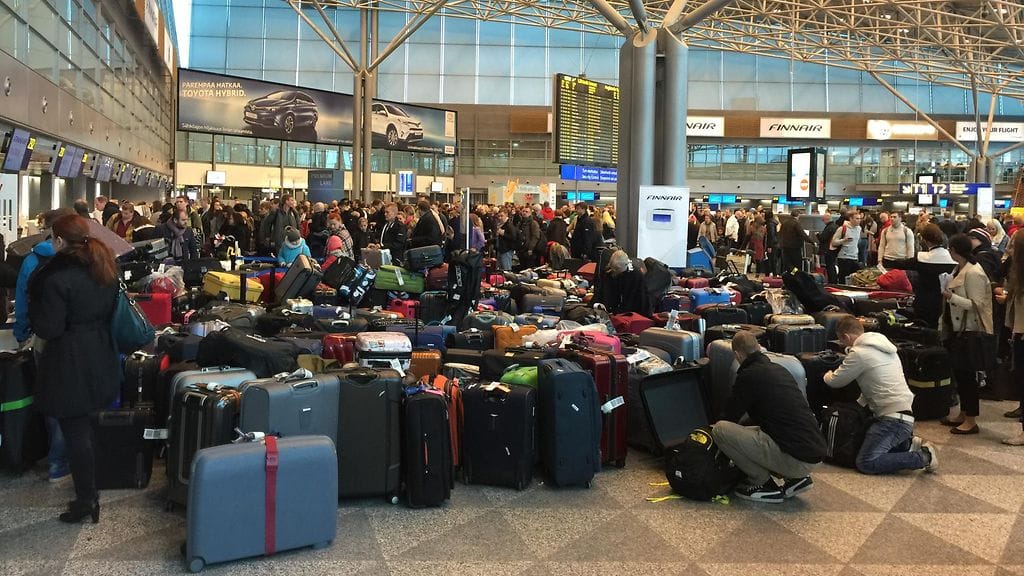 Lukijan kuvassa näkyy, kuinka matkatavaroita on koottu Terminaali 2:n aulaan. Kuva: Markus Sinervä.