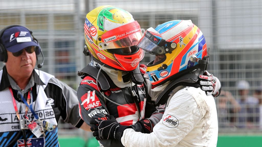 Ketkäs tässä kuvassa veljeilevät?